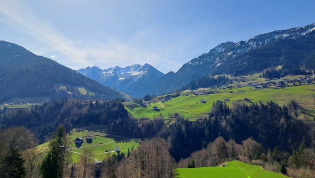 Von Blons aus bietet sich ein Blick auf die ruhige Talschaft.