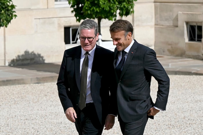 Der britische Premierminister Keir Starmer (links) und Frankreichs Präsident Emmanuel Macron ...