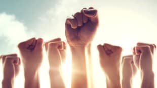 Fast jeder dritte Angestellte setzt sich gegen KI zur Wehr.