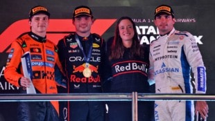 Hannah Schmitz (2. v. re.) strahlt gemeinsam mit Sieger Max Verstappen vom Podest beim Großen ...