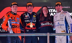 Hannah Schmitz (2. v. re.) strahlt gemeinsam mit Sieger Max Verstappen vom Podest beim Großen ...