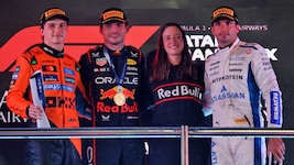 Hannah Schmitz (2. v. re.) strahlt gemeinsam mit Sieger Max Verstappen vom Podest beim Großen ...