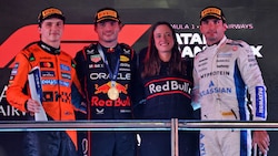 Hannah Schmitz (2. v. re.) strahlt gemeinsam mit Sieger Max Verstappen vom Podest beim Großen ...