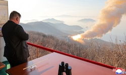 Wohlwollend beobachtet der nordkoreanische Machthaber die Fortschritte bei militärischen ...