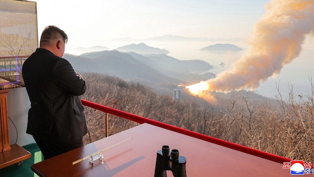 Wohlwollend beobachtet der nordkoreanische Machthaber die Fortschritte bei militärischen ...