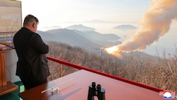Wohlwollend beobachtet der nordkoreanische Machthaber die Fortschritte bei militärischen ...