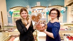 Lea (li.) und Lilli Philipp präsentieren stolz die Kirsch-Schoko-Jubiläumstorte.