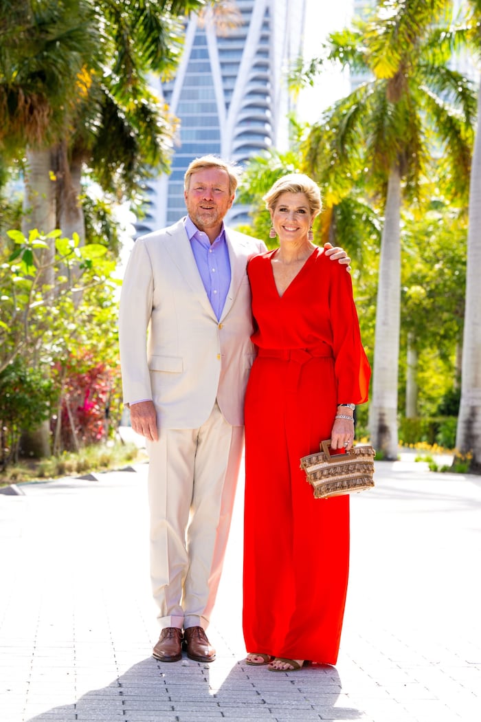 Beim Besuch in Miami am Dienstag zog Königin Máxima in einem tomatenroten Sommerlook die Blicke ...