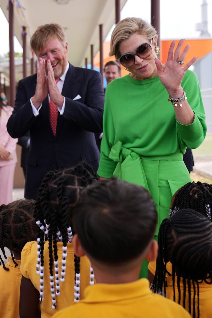 Die Kids waren sichtlich begeistert von dem königlichen Besuch und dem coolen Look der Königin.