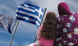 Mutter aus Afghanistan und ihre Tochter (Symbolbild) stehen vor ungewisser Zukunft.