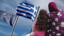 Mutter aus Afghanistan und ihre Tochter (Symbolbild) stehen vor ungewisser Zukunft.