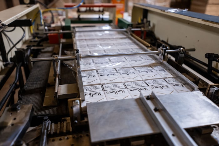 Schwarzmarkt-Glimmstängel am laufenden Band produziert.