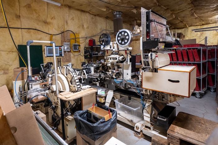 Wie am Fließband lief illegale Produktion gefälschter Zigaretten in der komplett autarken ...