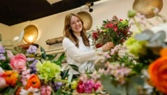 Floristin Julia Gschwandtner arbeitet im Blumenatelier in Obetrum. 