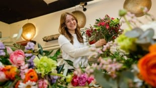 Floristin Julia Gschwandtner arbeitet im Blumenatelier in Obetrum. 