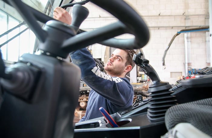 Bernhard Moser ist Land- und Baumaschinentechniker bei Liebherr in Puch.