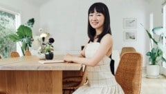Mag es gerne puristisch: Marie Kondo posiert bei sich zu Hause in ihrem Wohnzimmer, gehalten in ...