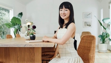 Mag es gerne puristisch: Marie Kondo posiert bei sich zu Hause in ihrem Wohnzimmer, gehalten in ...