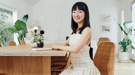 Mag es gerne puristisch: Marie Kondo posiert bei sich zu Hause in ihrem Wohnzimmer, gehalten in ...