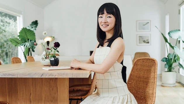 Mag es gerne puristisch: Marie Kondo posiert bei sich zu Hause in ihrem Wohnzimmer, gehalten in ...