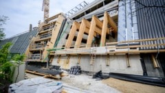 Der Rohbau der neuen Verwaltungszentrale steht. Die Fassade wird noch begrünt, das Gebäude wird ...