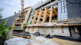 Der Rohbau der neuen Verwaltungszentrale steht. Die Fassade wird noch begrünt, das Gebäude wird  ...