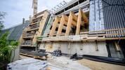 Der Rohbau der neuen Verwaltungszentrale steht. Die Fassade wird noch begrünt, das Gebäude wird ...