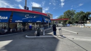 Das Verkehrsleitsystem soll Stau verhindern und Autofahrer zu freien Stellplätzen lotsen. Im ...