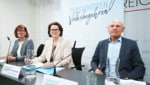 Initiator Fritz Kinzlbauer mit den FPÖ-Politikerinnen Edith Mühlberghuber und Andrea Schartel ...