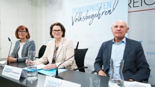 Initiator Fritz Kinzlbauer mit den FPÖ-Politikerinnen Edith Mühlberghuber und Andrea Schartel ...