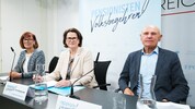 Initiator Fritz Kinzlbauer mit den FPÖ-Politikerinnen Edith Mühlberghuber und Andrea Schartel ...