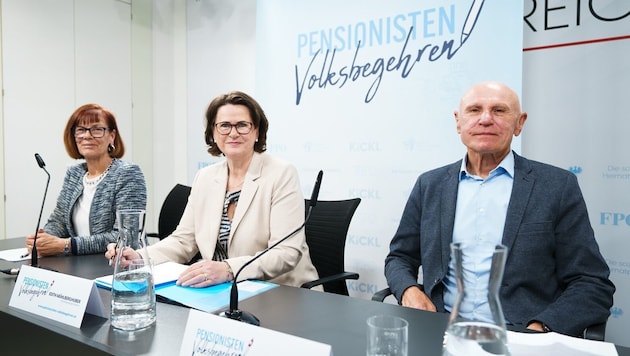 Initiator Fritz Kinzlbauer mit den FPÖ-Politikerinnen Edith Mühlberghuber und Andrea Schartel ...