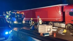 Feuerwehr, Asfinag und Landeswarnzentrale kümmerten sich um die ausgelaufenen Flüssigkeiten.