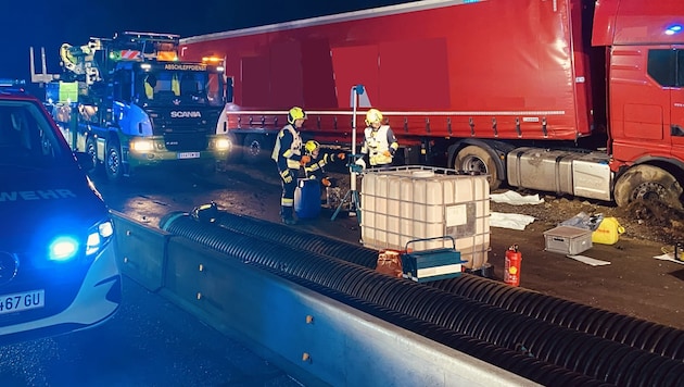 Feuerwehr, Asfinag und Landeswarnzentrale kümmerten sich um die ausgelaufenen Flüssigkeiten.