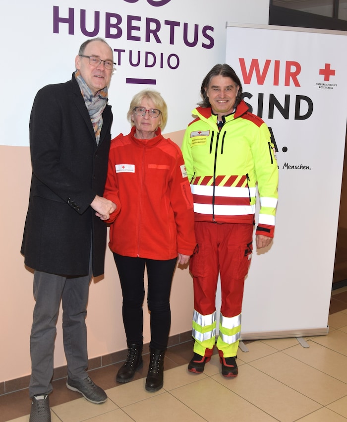 Eigentümer und Apotheker Dominik Schantl mit Sabine Ortner und Bezirksstellenleiter Dr. Marcus ...