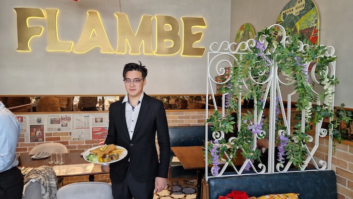 David Zeng serviert hier Wiener Schnitzel und österreichischen Kaffee. Das Konzept kommt bei den ...