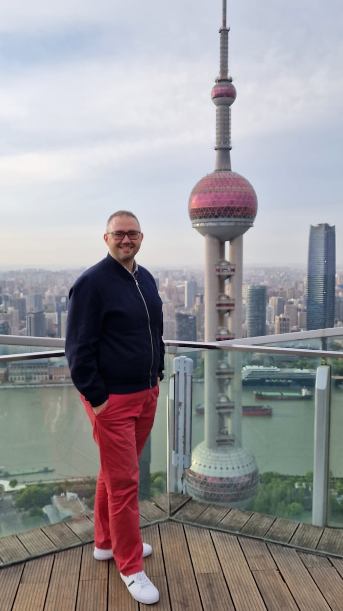„Krone“-Reiseredakteur Mario Aberl mit dem 468 Meter hohen Oriental Pearl Tower im Hintergrund.