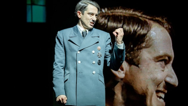 Stefano Bernardin als Hitler in der Satire „Er ist wieder da“ im Wiener Renaissancetheater – ...