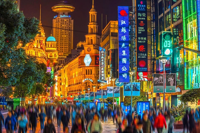 Essen, Schauen und Shoppen: Die Nanjing Road ist ca. fünf Kilometer lang und zählt zu den ...