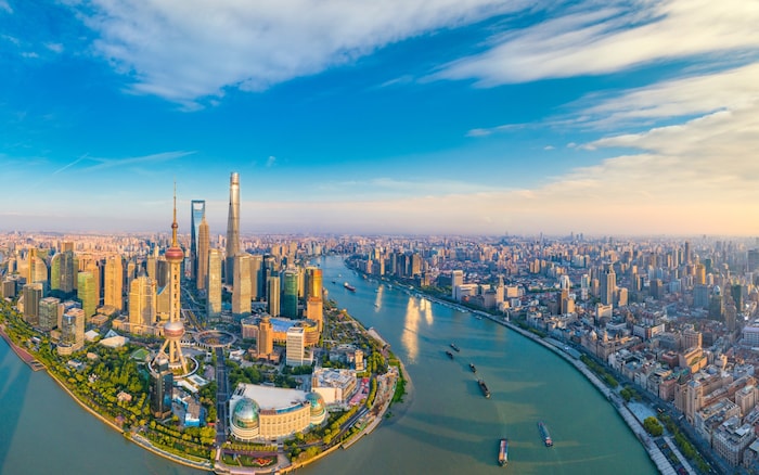 Blick vom Norden auf die Skyline, den Huangpu-Fluss sowie die rechts gelegene Uferpromenade ...