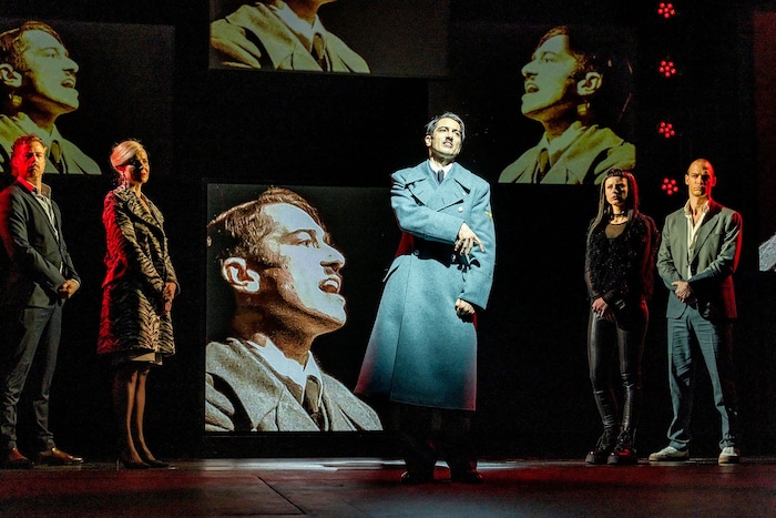 „Er ist wieder da“: Die Produktion in der Regie von Thomas Birkmeir ist noch bis Ende April im ...