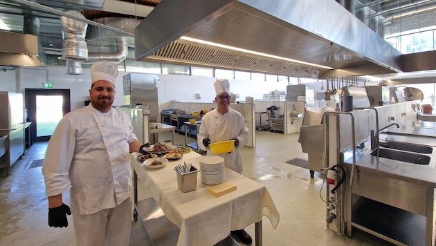 In der Küche in Buch werden die Speisen bzw. Komponenten vorbereitet und dann ausgeliefert.