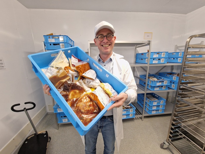 Geschäftsführer Erich Hauser mit einer Auswahl in einem Kühlraum von Matty.