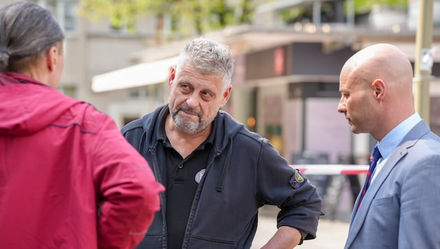 Eyewitness Gernot Landsfried (center) speaking with “Krone.”