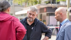 Augenzeuge Gernot Landsfried (Mitte) im „Krone“-Gespräch.