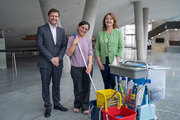 Thomas Gludovatz, Münevver Karabulut (Leiterin Reinigung) und Christa Ruspeckhofer (eNu)