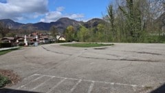 Der Parkplatz in der Dumbastraße wird renaturiert. Dass dabei eine Eiche gefällt wurde, stößt ...