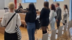 Diese sechs Angeklagten wollen von den illegalen Machenschaften in den Filialen der Bäckerei in ...