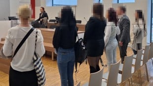Diese sechs Angeklagten wollen von den illegalen Machenschaften in den Filialen der Bäckerei in ...