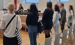 Diese sechs Angeklagten wollen von den illegalen Machenschaften in den Filialen der Bäckerei in ...